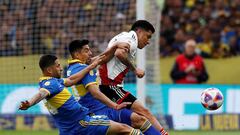 Soccer Football - Argentine Primera Division - Boca Juniors v River Plate - La Bombonera, Buenos Aires, Argentina - September 11, 2022  Boca Juniors' Alan Varela and Martin Payero in action with River Plate's Enzo Perez REUTERS/Agustin Marcarian     TPX IMAGES OF THE DAY