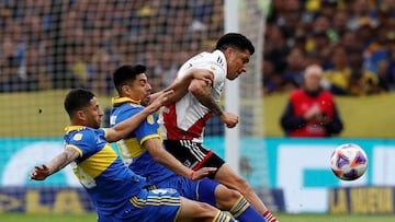 Soccer Football - Argentine Primera Division - Boca Juniors v River Plate - La Bombonera, Buenos Aires, Argentina - September 11, 2022  Boca Juniors' Alan Varela and Martin Payero in action with River Plate's Enzo Perez REUTERS/Agustin Marcarian     TPX IMAGES OF THE DAY