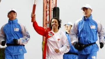 Los escoltas chinos junto con la antorcha