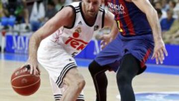 El alero del Real Madrid Rudy Fernández (i) con el balón ante el escolta del FC Barcelona Juan Carlos Navarro (d).