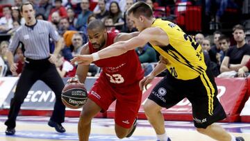 GRA177. ZARAGOZA, 12/11/2017.- El escolta estadounidense del Zaragoza Gary Neal (i) intenta avanzar con el balón ante la oposición del jugador polaco del Tenerife Mateusz Ponitka (d) durante el partido correspondiente a la octava jornada de la Liga Endesa disputado hoy en el Pabellón Príncipe Felipe de la capital aragonesa. EFE/JAVIER BELVER