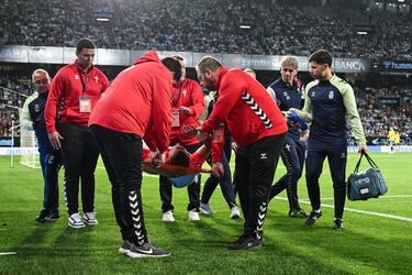 La acción entre ambos jugadores tuvo lugar durante el minuto 24 de la primera parte del duelo entre el Celta - Las Palmas. En un balón dividido, el guardameta holandés salió de su portería y Borja Iglesias, que llegaba con todo a la disputa, impactó de forma involuntaria con la rodilla en la zona del bajo vientre. Jasper Cillessen ha sido operado esta madrugada en el hospital de Vigo después de sufrir una contusión intestinal.