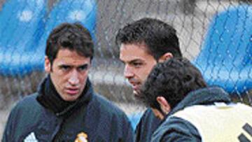 <B>ARROPADO</B>. Morientes habló ayer con Raúl y con Figo durante el entrenamiento.