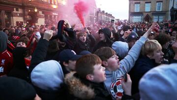 Hinchas del Liverpool, en los instantes previos al encuentro frente al Atl&eacute;tico en Anfield.