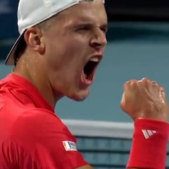 El 30 del mundo le clava esta locura a Djokovic en el tie-break y se lo celebra así: ¡bru-tal!