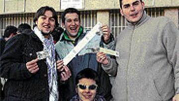 <b>ELLOS SÍ LO VERÁN.</b> Tras una noche a la intemperie, las entradas de los Stones fueron la recompensa.