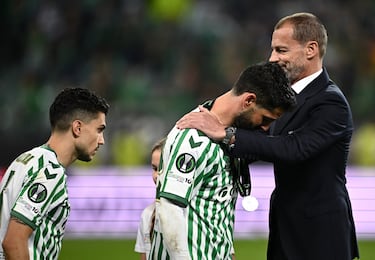 Isco recibe de manos de Aleksander Ceferin, presidente de la UEFA, la medalla de subcampeones del torneo.