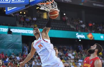 Willy Hernángomez realizando un mate frente a Montenegro. 