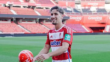 Theo Corbeanu con el Granada.