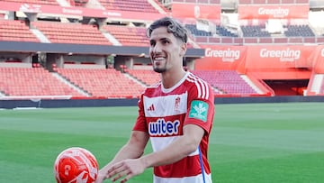 Theo Corbeanu con el Granada.