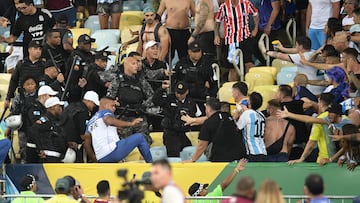 Incidentes de aficionados de Argentina antes del partido contra Brasil en Estadio Maracaná.