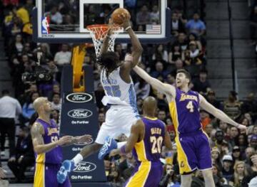 Kenneth Faried vuela y recibe falta de Ryan Kelly.