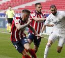 Benzema rescata al Madrid en el derbi y mantiene las opciones