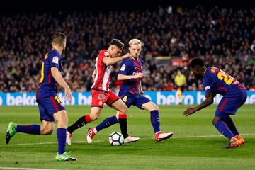 Pablo Maffeo con Rakitic y Umtiti.