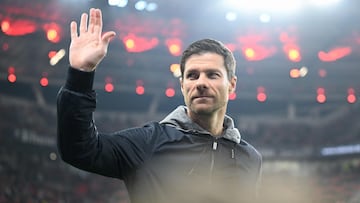 Xabi Alonso saluda durante un partido del Leverkusen.