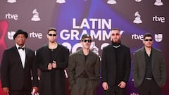 Feid posa durante el photocall previo a la gala de entrega de los Latin Grammy 2023.