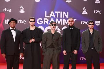 Feid posa durante el photocall previo a la gala de entrega de los Latin Grammy 2023.