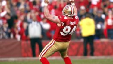 Justin Smith celebra un sack.