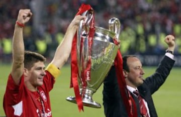 En 2005 consiguió su trofeo más importante hasta la fecha, la Champions League para el Liverpool tras vencer al Milan en la final en Estambul, Turquía. En la imagen junto a Gerrard.