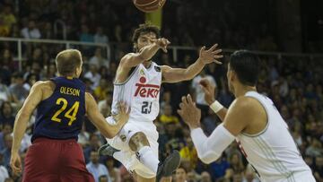 Llull le pasa la bola a Ayón.