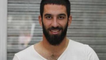 Arda posó con el libro ‘Arda Turan: el genio de Bayrampasa’.