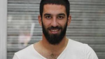 Arda pos&oacute; con el libro &lsquo;Arda Turan: el genio de Bayrampasa&rsquo;.
 