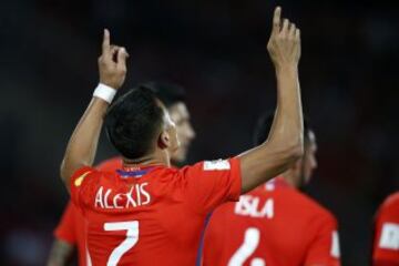 Alexis Sánchez 184 goles. El 'Niño Maravilla' es el jugador más joven del Top 10 de goleadores chilenos en actividad. Con 27 años se acerca a los 200 goles. Además, está a un gol de ser el máximo artillero histórico de la selección chilena, con sus 36 conquistas.