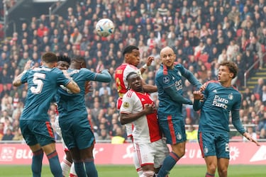 Both Santi Giménez and Edson Álvarez find the net in ‘De Klassiker’