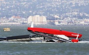 El catamarán de Simpson zozobró en la Bahía de San Francisco.