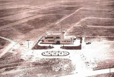 El 22 de abril de 1931, justo después de la proclamación de la Segunda República, se inauguró el nuevo aeropuerto de Madrid en Barajas. La decisión de ubicarlo allí se tomó tras considerar otras opciones en diferentes municipios, pero finalmente se eligió Barajas por su terreno baldío de 161 hectáreas. El proyecto fue diseñado por el arquitecto Luis Gutiérrez Soto y el ingeniero marqués de los Álamos, y las obras comenzaron en 1929.