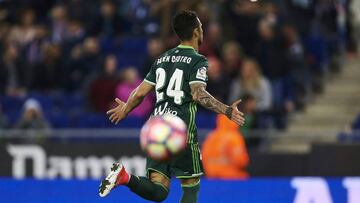 Rubén Castro, tras marcar de penalti en Cornellà.