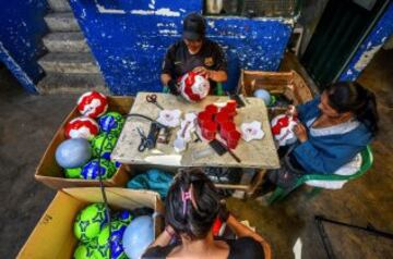 Balones colgados de los balcones, la estatua de un balón en la plaza del pueblo, un museo del balón, 20 fábricas de balones... está claro de qué vive el pequeño pueblo colombiano de Monguí.