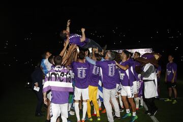 Los jugadores celebraron el ascenso a Primera División.