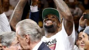 DOS T&Iacute;TULOS HASTA AHORA. LeBron cambi&oacute; Cleveland por Miami para levantar el trofeo Larry O&rsquo;Brien.
 