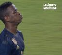 Es ver los tres palos y se atasca: el penalti que lanzó Vinicius