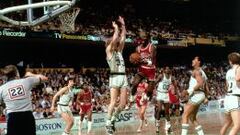 Michael Jordan trata de encestar ante la defensa de Larry Bird.