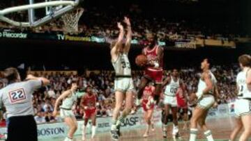 Michael Jordan trata de encestar ante la defensa de Larry Bird.