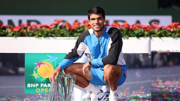 El tenista español Carlos Alcaraz posa con el trofeo de campeón del Masters 1.000 de Indian Wells 2024 tras derrotar en la final a Daniil Medvedev.