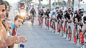 <b>DEPORTE EN VERANO. </b>Más de un aficionado abandonó la playa para asistir al paso de los ciclistas por Málaga. En la imagen, el Caisse d'Epargne, en acción.