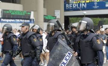 Incidentes entre policía y afionados italianos antes del comienzo del partido de semifinales de Champions League Real Madrid-Juventus.