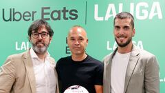 MADRID, 11/07/2024.- El futbolista Andrés Iniesta (c) durante su participación en el acto en el que LaLiga ha anunciado su nuevo patrocinio con la empresa Uber Eats. EFE/J.P. Gandul
