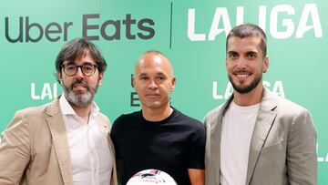 MADRID, 11/07/2024.- El futbolista Andrés Iniesta (c) durante su participación en el acto en el que LaLiga ha anunciado su nuevo patrocinio con la empresa Uber Eats. EFE/J.P. Gandul
