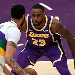 Los Lakers ganan con Davis como espectador de lujo