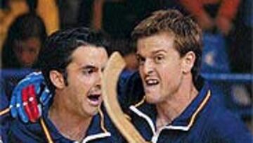 <b>SIN PROBLEMAS.</B> Borregán y Teixidó celebran uno de sus goles.