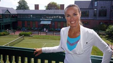 La extenista suiza Martina Hingis sonriendo sobre un campo de tenis