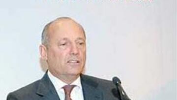 <b>CONFERENCIANTE. </b>Dennis, en un momento de la presentación de ayer.