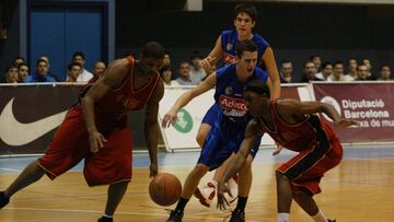 Sergio Rodr&iacute;guez pelea un bal&oacute;n con Rajon Rondo en el el Torneo de L&#039;Hospitalet. Carlos Su&aacute;rez, de fondo.