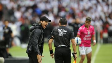 AME4883. QUITO (ECUADOR), 17/12/2023.- El entrenador Luis Zubeldía de LDU Quito dirige hoy a sus jugadores contra Independiente del Valle, durante la vuelta de la final de la Liga Pro ecuatoriana, en el Estadio Rodrigo Paz Delgado en Quito (Ecuador). EFE/Julio Estrella
