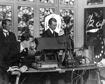 John Logie Baird fue un inventor e ingeniero elctrico escocs. El 26 de enero de 1926 hizo la primera demostracin pblica del funcionamiento del sistema de televisin a la Royal Institution y un periodista. Se considera a Baird el inventor de la televisin, que a la postre transformara la comunicacin, el entretenimiento y la cultura en el mundo entero.