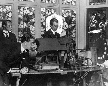 John Logie Baird fue un inventor e ingeniero eléctrico escocés. El 26 de enero de 1926 hizo la primera demostración pública del funcionamiento del sistema de televisión a la Royal Institution y un periodista. Se considera a Baird el inventor de la televisión, que a la postre transformaría la comunicación, el entretenimiento y la cultura en el mundo entero.